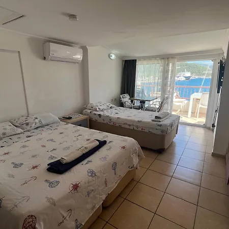 Uysal And Loft Seaside 马尔马里斯