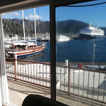 Uysal And Loft Seaside 马尔马里斯