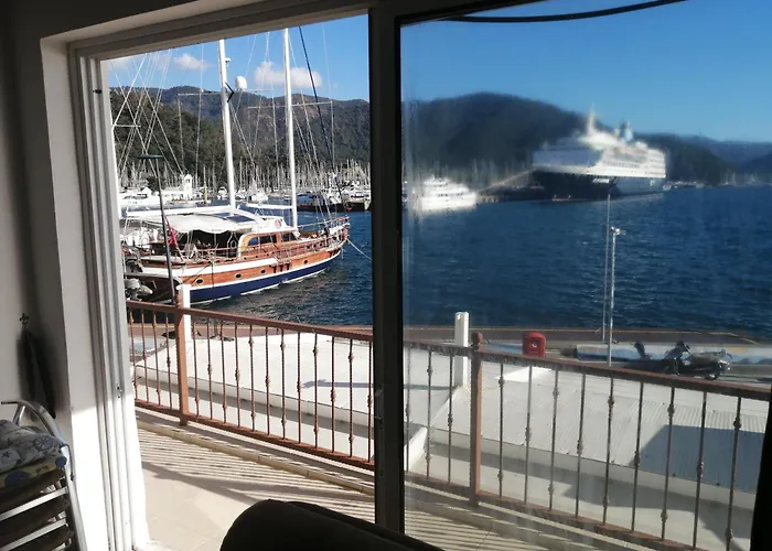 Uysal And Loft Seaside 马尔马里斯