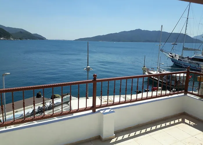 Uysal And Loft Seaside * 马尔马里斯